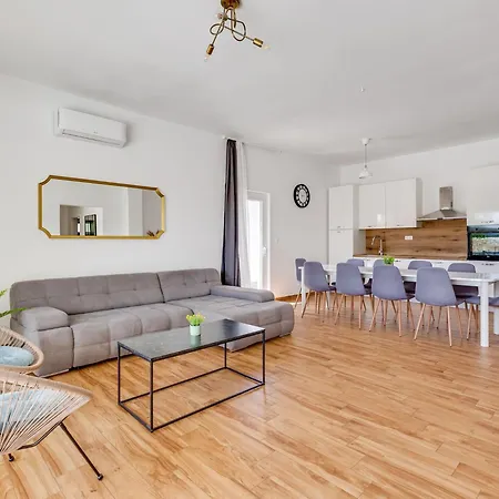 Vujusa By Interhome *