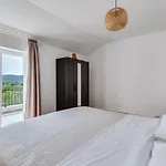 Vujusa By Interhome