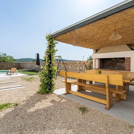 Vujusa By Interhome
