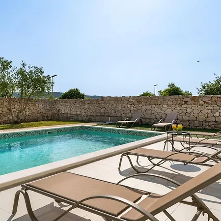 Vujusa By Interhome *